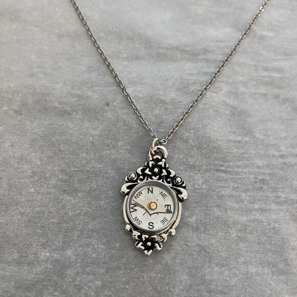 Silver tone compass necklace - Picture 4 of 8